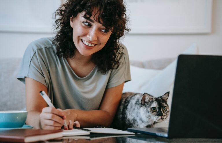 student with her cat studying online
